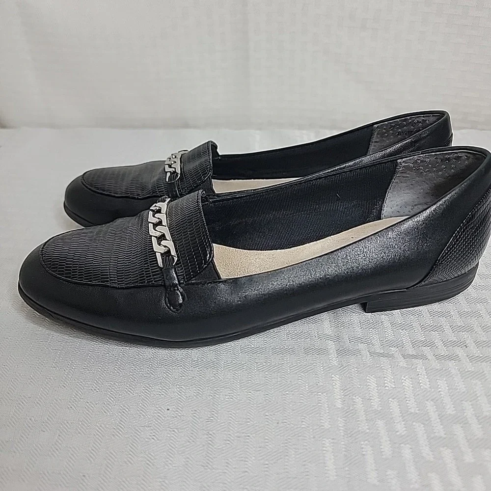 Trotters Womens Size 8M Black Leather Loafers Faux Snakeskin Chain Accent
